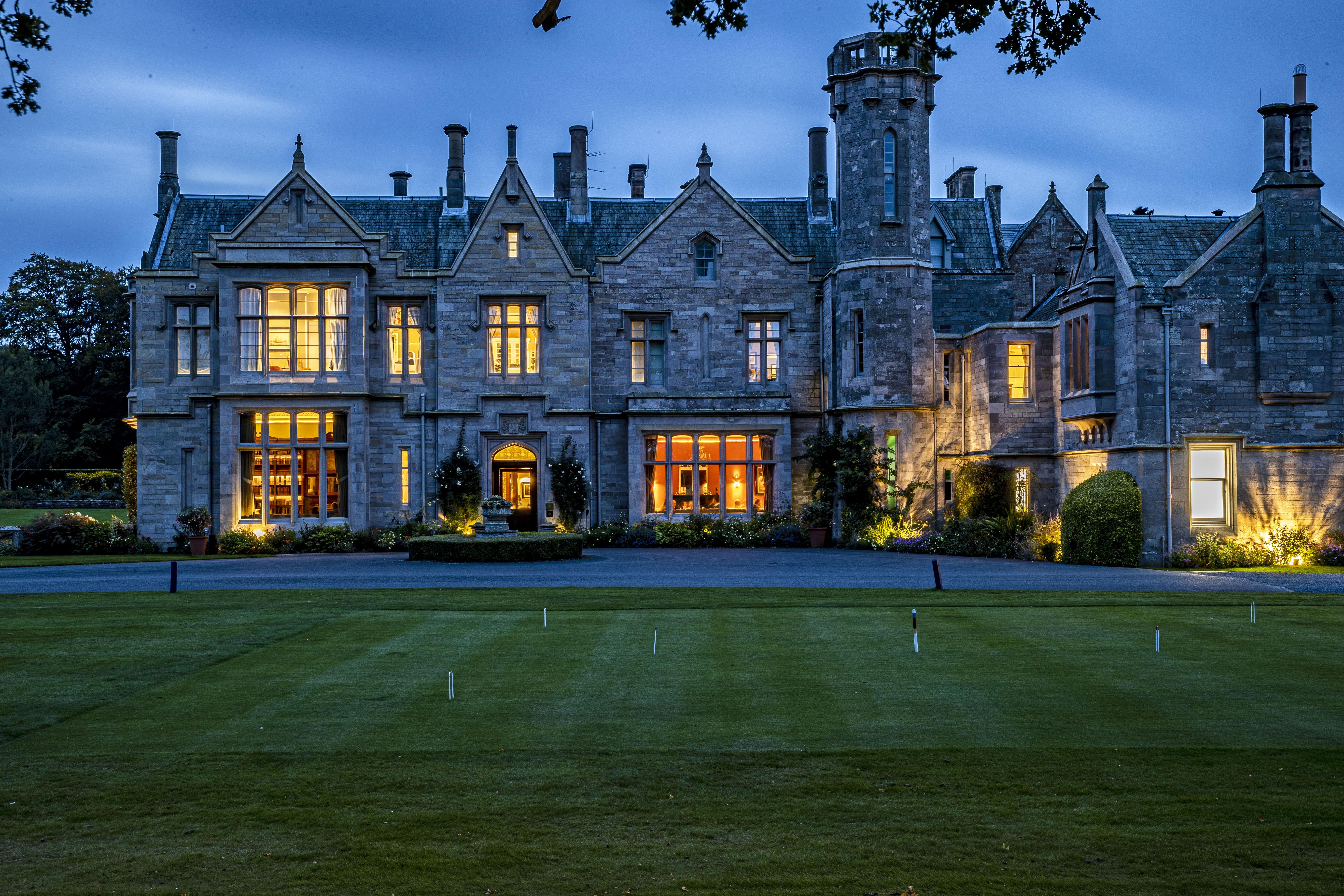 Schloss Roxburghe, Part Of Destination By Hyatt מראה חיצוני תמונה The main house at night
