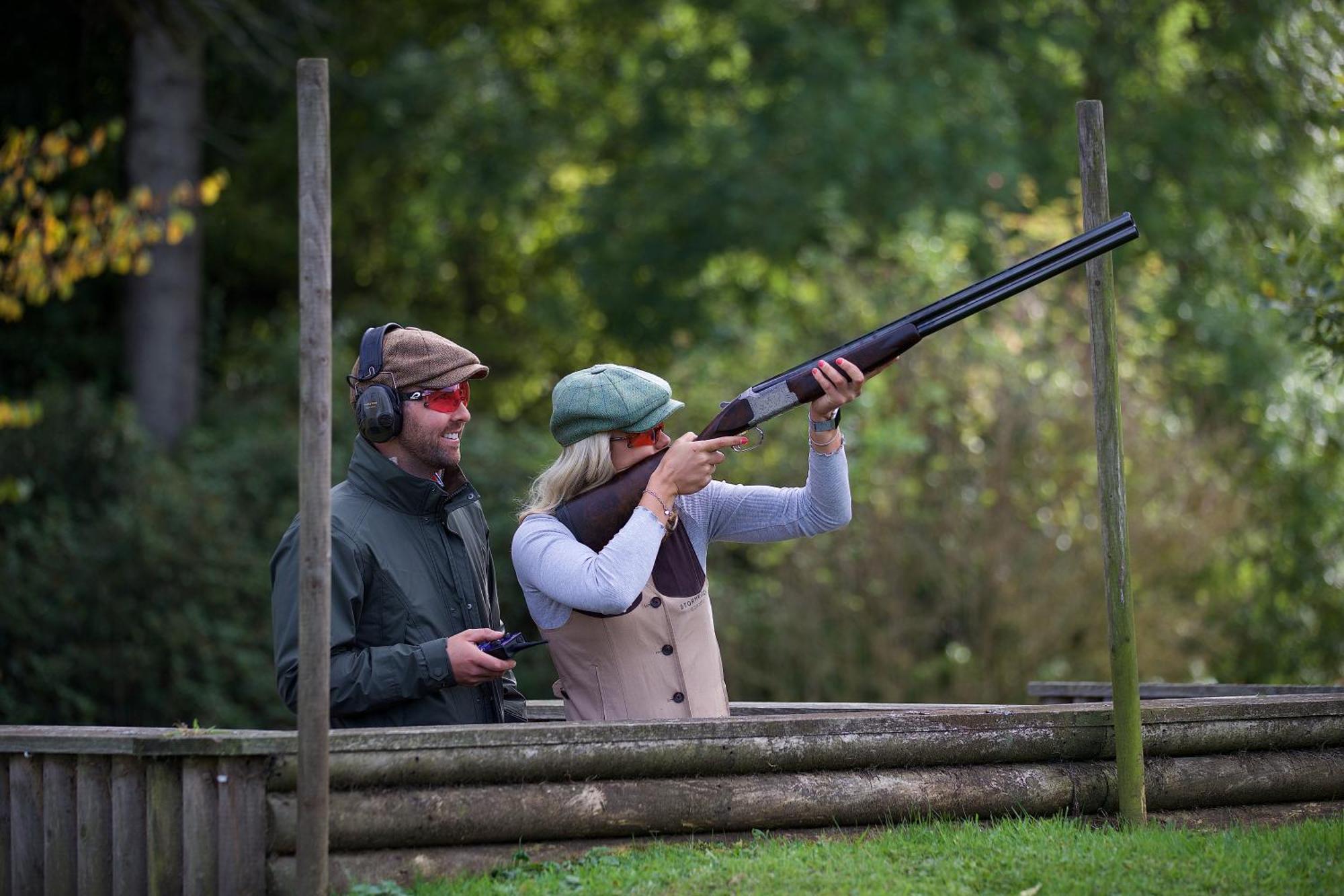 Schloss Roxburghe, Part Of Destination By Hyatt מראה חיצוני תמונה A woman shooting with a shotgun
