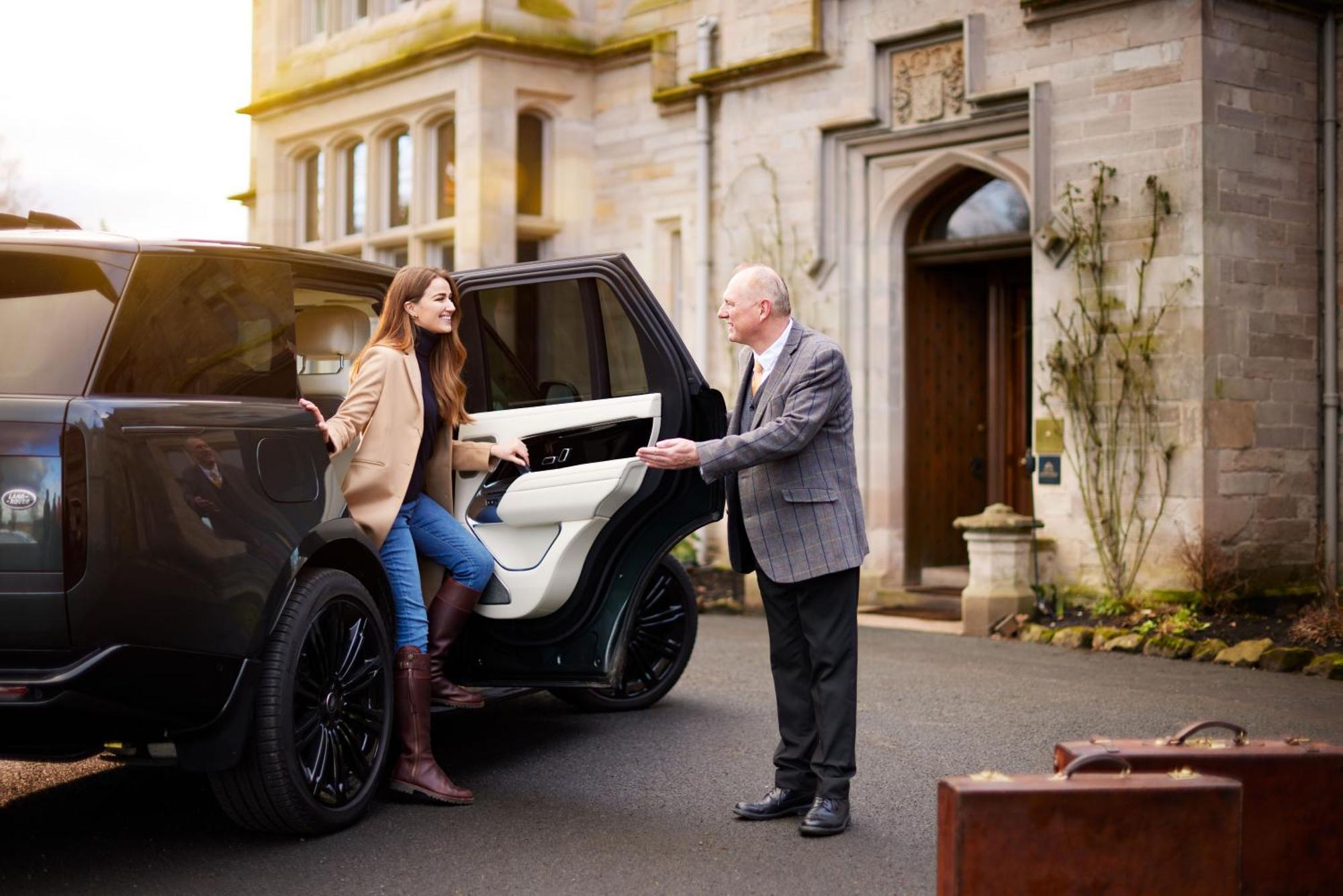 Schloss Roxburghe, Part Of Destination By Hyatt מראה חיצוני תמונה A chauffeur opening the car door for a passenger