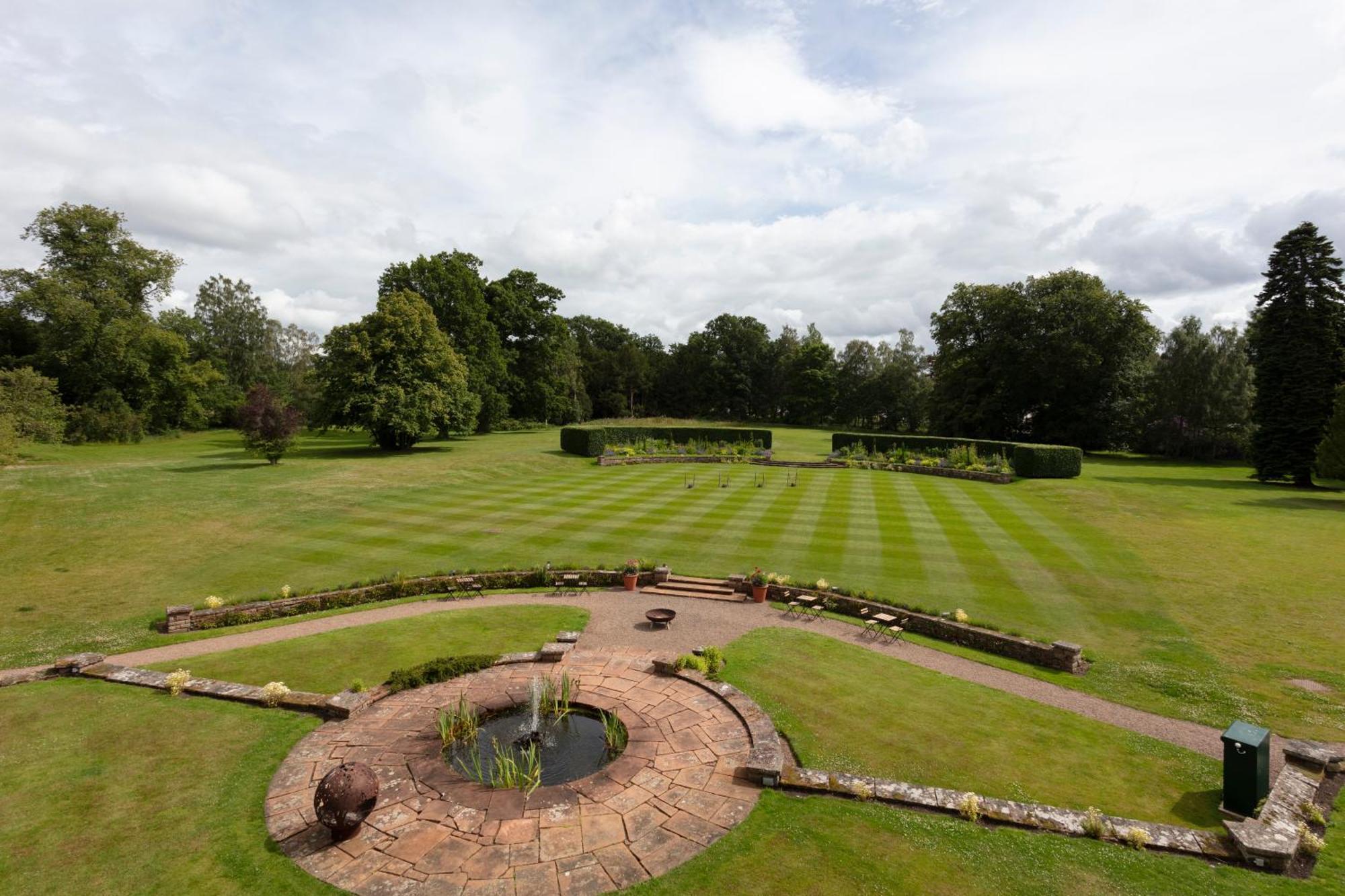 Schloss Roxburghe, Part Of Destination By Hyatt מראה חיצוני תמונה The gardens at the centre