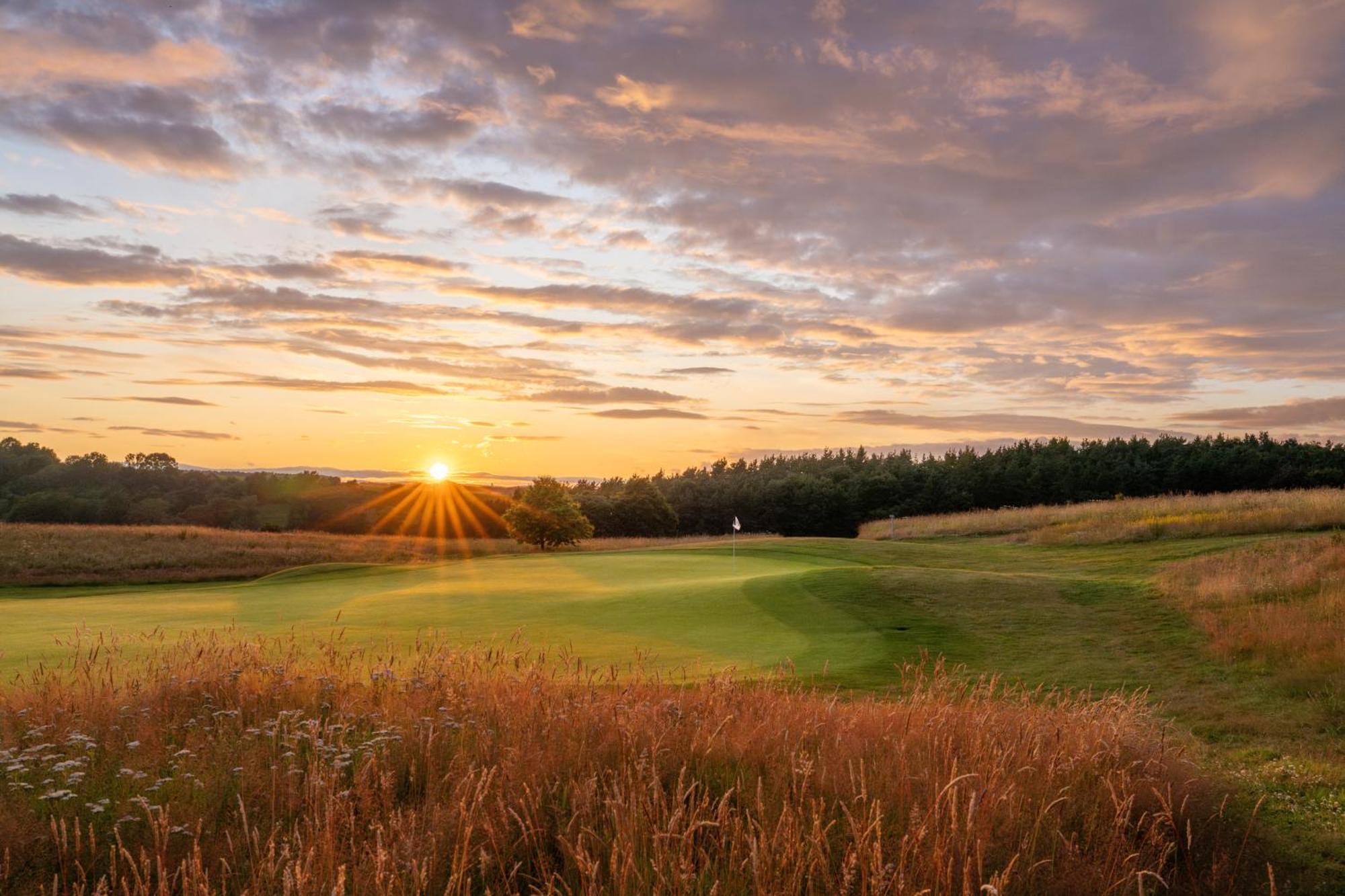 Schloss Roxburghe, Part Of Destination By Hyatt מראה חיצוני תמונה Sunset over the fields of the town