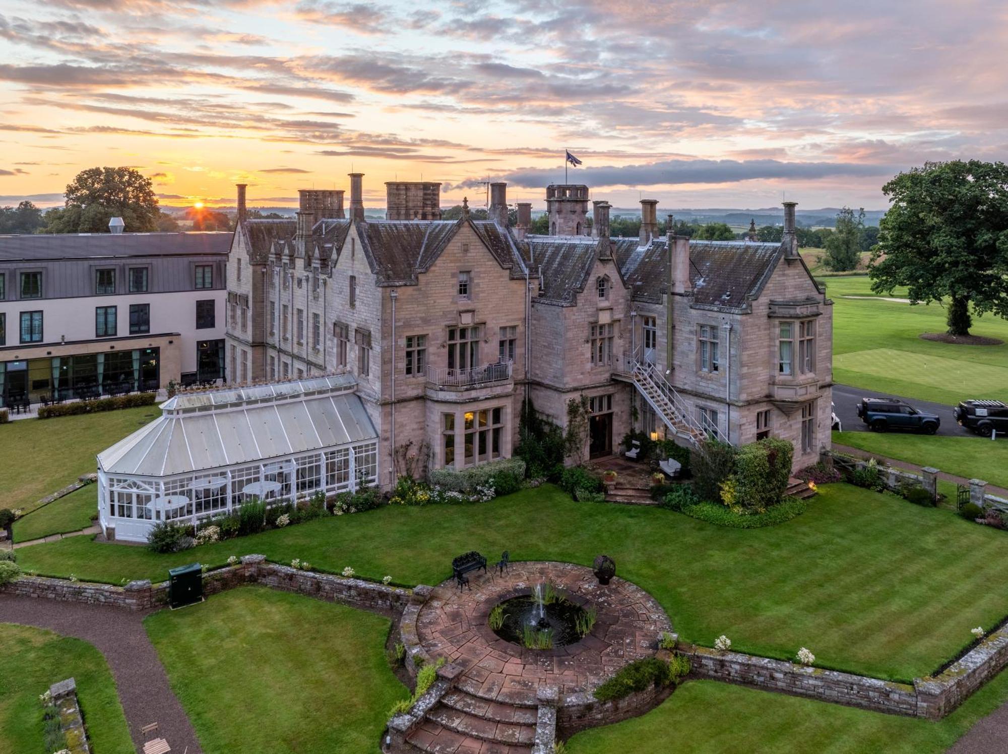Schloss Roxburghe, Part Of Destination By Hyatt מראה חיצוני תמונה The hotel at sunset