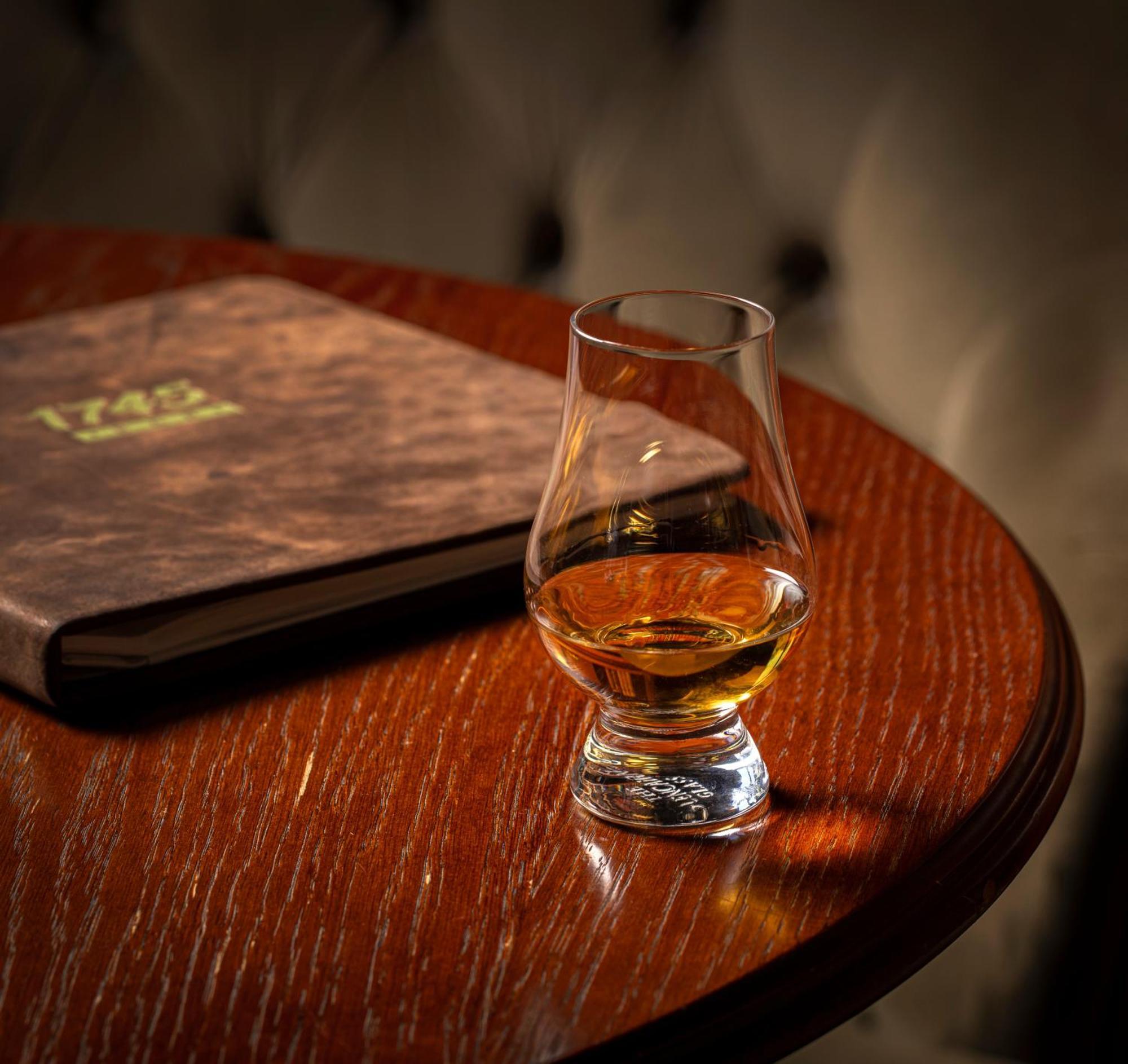 Schloss Roxburghe, Part Of Destination By Hyatt מראה חיצוני תמונה A dram of single malt Scotch whisky