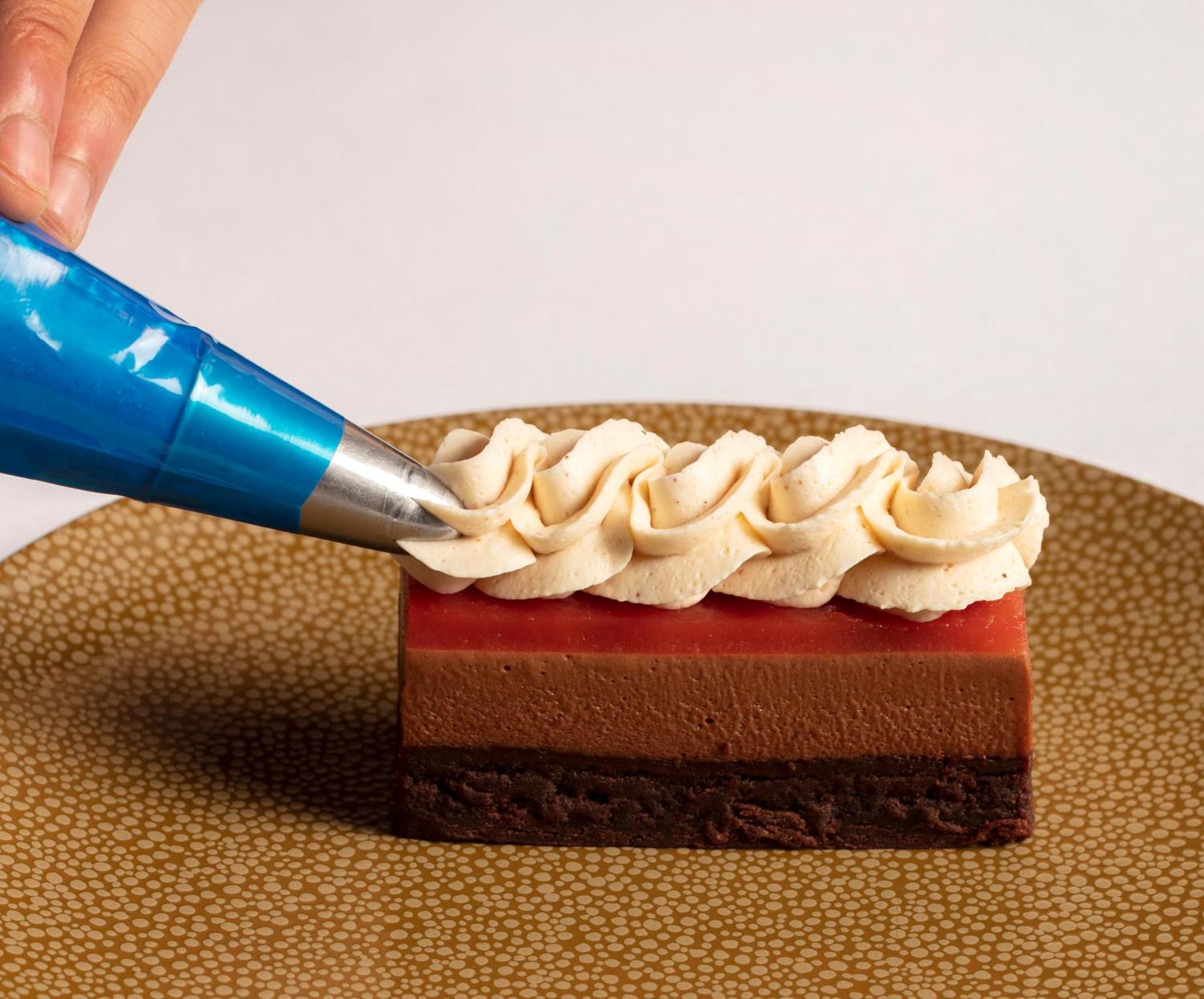Schloss Roxburghe, Part Of Destination By Hyatt מראה חיצוני תמונה A pastry chef icing a dessert