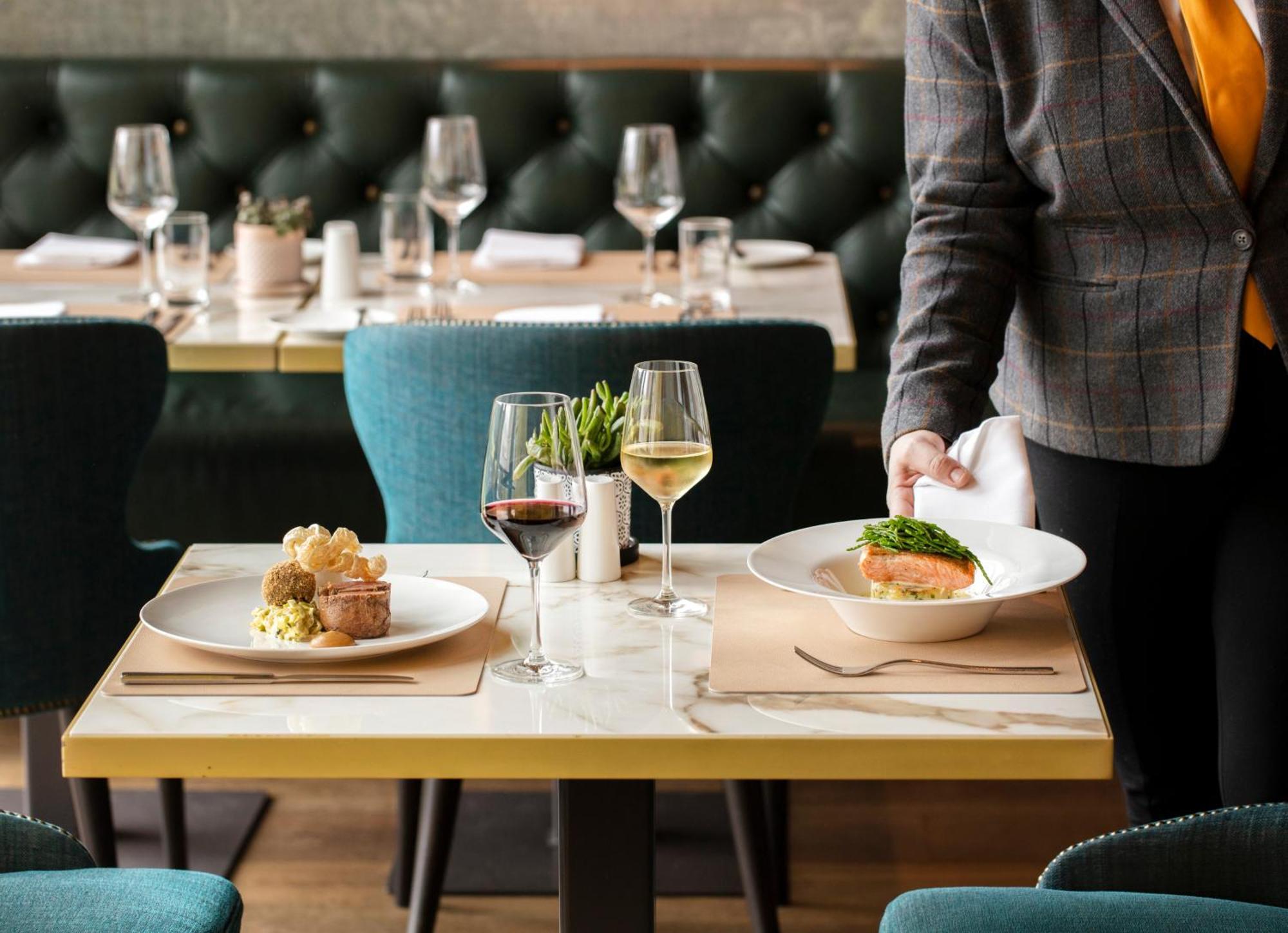 Schloss Roxburghe, Part Of Destination By Hyatt מראה חיצוני תמונה A server clearing a table
