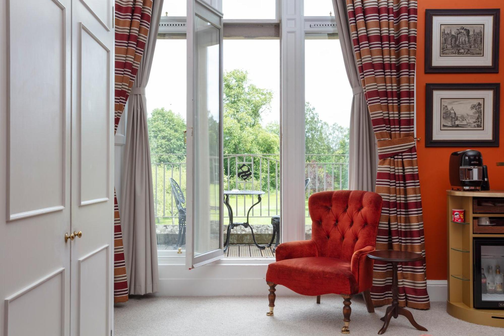 Schloss Roxburghe, Part Of Destination By Hyatt מראה חיצוני תמונה A window with a window seat